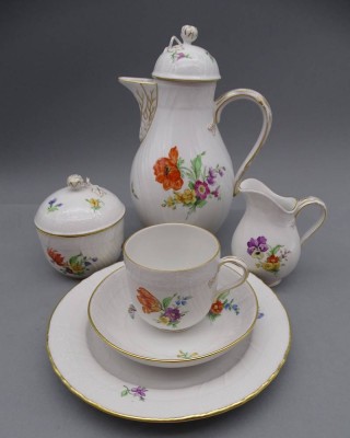 Auktion 364<br>KPM Berlin Kaffeeservice für 6 Personen, 21 Teile, Blumenbemalung mit Insekten, Goldstaffage,  Form Neuosier Prunk [1]