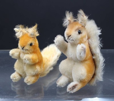 Auktion 352<br>2x Eichhörnchen von Steiff, je nur Knopf, ca. H-10 bis 12cm [1]
