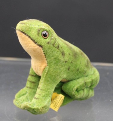 Auktion 352<br>Frosch von Steiff, Knopf u. Fahne, ca. H-9,5cm [1]
