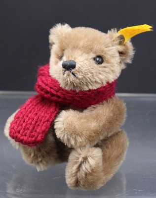 Auktion 352<br>Teddy von Steiff, Knopf u. Fahne, ca. H-14cm [1]