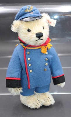 Auktion 352<br>uniformierter Steiff-Bär, Knopf u. Fahne, leicht bespielte Erhaltung, H-22cm [1]