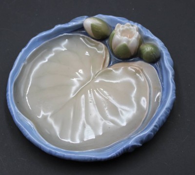 Auktion 352<br>Seerosen-Blattschale, Bing & Gröndahl, Entw. Svend Jespersen, Modellnr. 2360, polychrom staffiert in Unterglasurfarben, 18 x 17cm [1]