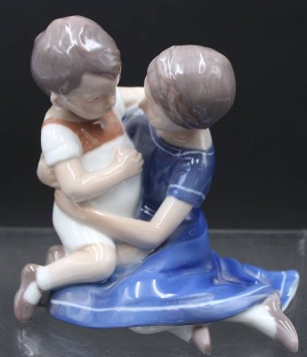 Auktion 352<br>Brüderchen und Schwesterchen, Bing & Gröndahl, Entw. Ingeborg Plockross Irminger, Modellnr. 1568, polychrom bemalt in Unterglasurfarben, H-11,5cm [1]