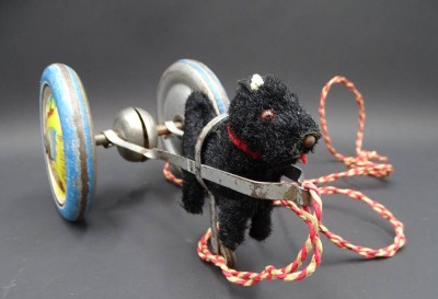 Auktion 352<br>Nachzieh-Spielzeug, wohl 40/50er Jahre, Altersspuren, ca. H-9cm L-21cm [1]