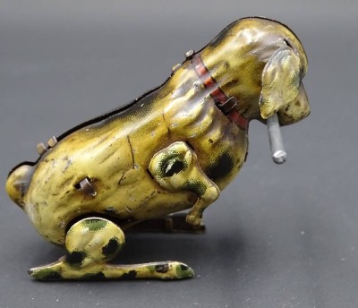 Auktion 352<br>kl. Hundefigur, 30er Jahre, wohl Köhler, Schlüsselwerk läuft (ohne Schlüssel), ca. H-5cm [1]