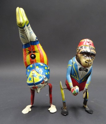 Auktion 352<br>Zirkus-Affe und Clown im Handstand, älter, wohl Köhler, Schlüsselwerke laufen (kein Schlüssel anbei), ca. H-9 u. 12cm [1]