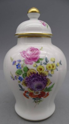 Auktion 352<br>Meissen Deckelvase, Blumenmalerei,, Schwerter durchschliffen, H-13 cm [1]