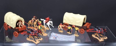 Auktion 352<br>2x Planwagen mit Cowboys & Indianern,  Timpo Toys, 70er Jahre, ca. H-9cm L-25cm [1]