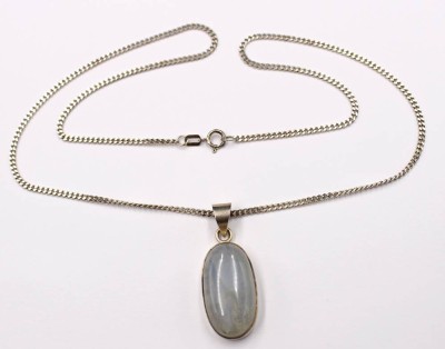 Auktion 352<br>Halskette mit gr. Anhänger, 925er Silber, Mondstein, zus. ca. 14,5gr., L-49cm Anh. L-4cm [1]