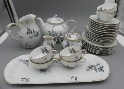 Auktion 352<br>Bernardaud Limoges Marie Antoinette Teeservice Für 6 Personen, 29 Teile, 6 kompl. Gedecke, Königskuchenplatte und zusätzlich 6 Gebäckteller und grosses Milchkännchen [1]
