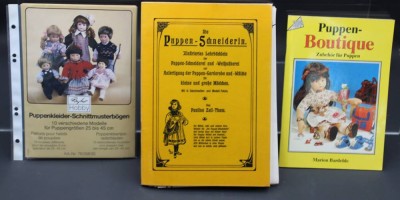 Auktion 352<br>3x div. Literatur über Puppen-Kleidung [1]