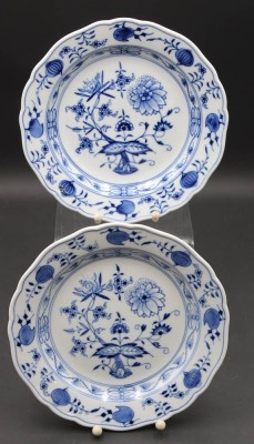 Auktion 352<br>2x flache Teller, Meissen, Schwertermarke, Zwiebelmuster, 1x 1 Wahl u. 1x 2 Schleifstriche, D-22,2cm [1]