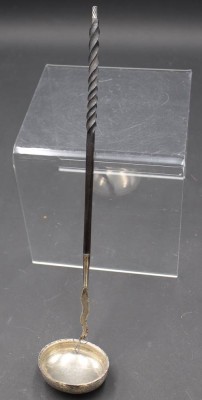 Auktion 352<br>kl. Kelle um 1850. Holzgriff, Silberlaffe, ca. L-33cm, Altersspuren [1]