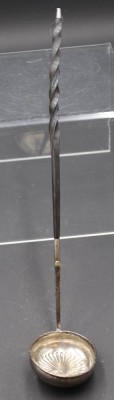 Auktion 352<br>kl. Kelle um 1850. Holzgriff, Silberlaffe, ca. L-34,5cm, Altersspuren [1]