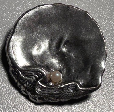 Auktion 352<br>moderne Silber Designerbrosche mit Perle, D-ca. 3 cm, 8,4 gr. [1]