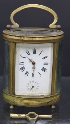 Auktion 352<br>engl. Reisewecker um 1900, Messing allseitig verglast, Werk läuft leider nur kurz an, 1x Glas bestossen und lose, H-11,5cm B-9cm T-7cm [1]