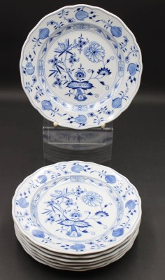 Auktion 352<br>7x flache Teller, Meissen Schwertermarke, Zwiebelmuster,  3x 1 Wahl, 4x je 2 Schleifstriche, D-25cm [1]