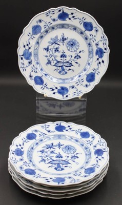 Auktion 352<br>6x flache Teller, Meissen Schwertermarke, Zwiebelmuster,  2x 1. Wahl, 4 x je 2 Schleifstriche, D-27cm [1]