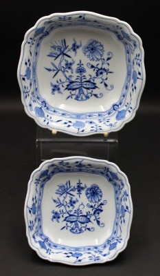 Auktion 352<br>2x div. Gemüseschalen, Meissen Schwertermarke, Zwiebelmuster,  1x 1. Wahl, 1x 2 Schleufstriche, H-7 u. 6cm, ca. D-20,5 u. 24,5cm [1]