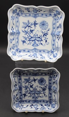 Auktion 352<br>2x div. flache Schalen, , Meissen Schwertermarke, Zwiebelmuster,  1. Wahl uns 1x 2 Schleifstriche, ca. H-3,5/3cm und B-26,5/22,5cm [1]