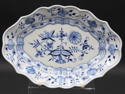 Auktion 352<br>ovale Schale, Meissen Schwertermarke, Zwiebelmuster,  2 Schleifstriche, ca. H-4cm B-26cm [1]