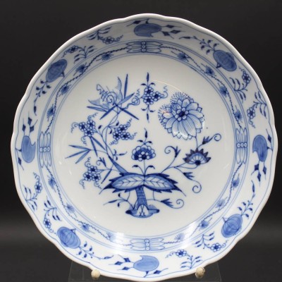 Auktion 352<br>runde Schale, Meissen Schwertermarke, Zwiebelmuster,  2 Schleifstriche, H-5,5cm D-25,5cm [1]