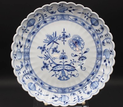 Auktion 352<br>runde Schale, Meissen Schwertermarke, Zwiebelmuster,  1. Wahl, H-4,2cm D-28cm [1]