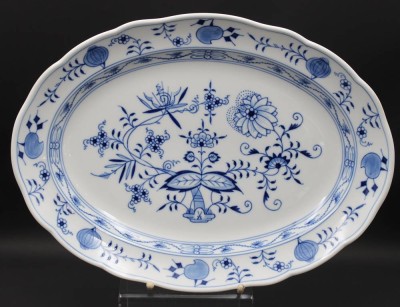 Auktion 352<br>gr. ovale Platte, Meissen Schwertermarke, Zwiebelmuster,  1- Wahl, H-5,2cm B-42,2cm [1]