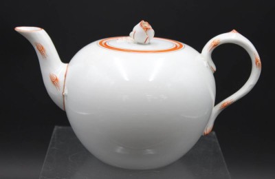 Auktion 352<br>kl. Teekanne, Meissen Schwertermarke, Koralle, 2 Schleifstriche, H-11cm [1]