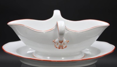 Auktion 352<br>Sauciere, Meissen Schwertermarke, Koralle,  je 2 Schleifstriche,  H-9,5cm L-24,5cm [1]