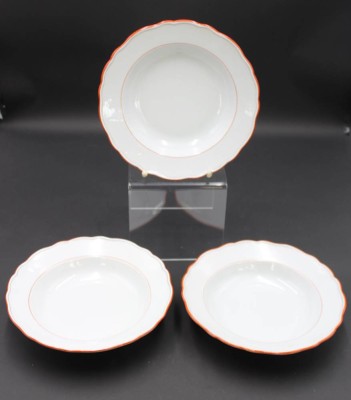 Auktion 352<br>3x tiefe Teller, Meissen Schwertermarke, Koralle,  je 2 Schleifstriche, ca. D-23,5cm [1]