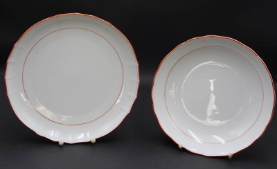 Auktion 352<br>2x Schalen, Meissen Schwertermarke, Koralle, je 2 Schleifstrich, H-5,58cm D-25cm u. H-4cm D-27,5cm [1]