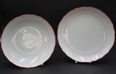 Auktion 352<br>2x Schalen, Meissen Schwertermarke, Koralle, je 2 Schleifstrich, H-5,58cm D-25cm u. H-4cm D-27,5cm [1]
