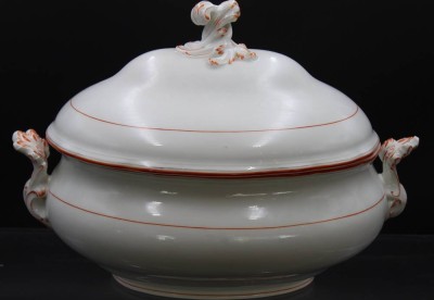 Auktion 352<br>gr. ovale Deckelterrine, Meissen Schwertermarke, Koralle,  2 Schleifstriche, H-25cm B-37cm [1]