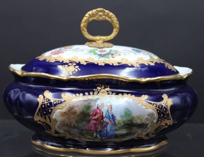 Auktion 352<br>Deckelterrine, Kobal m. Gold u. Blumenbemalung, ungedeutete Pressmarke, H-19cm B-29cm [1]