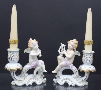 Auktion 352<br>Leuchterpaar mit Putis, Kaiser, bemalt u. Goldzier, je ca. H-14cm [1]