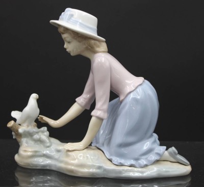 Auktion 352<br>Mädchen mit Taube, NAO by Lladro, Spain, H-15,8cm B-18cm [1]