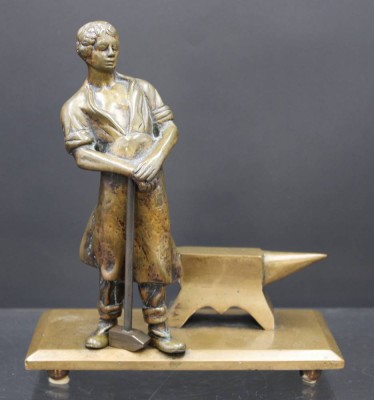 Auktion 352<br>Bronze, Schmied mit Amboss, unsigniert, H-20cm B-17,5cm T-9cm [1]