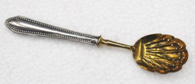 Auktion 352<br>Streulöffel um 1900, Silbergriff, Druckstellen und Altersspuren, L-14,8cm [1]
