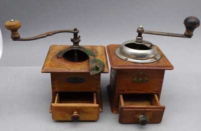 Auktion 352<br>2x div. alte Kaffeemühlen, Gebrauchsspuren [1]