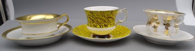 Auktion 352<br>3x gr. Kaffeetassen mit U.T., 1x Stand mit Chip und berieben [1]