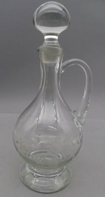 Auktion 357<br>Kristall-Karaffe auf Stand, umlaufend Blätterschliff, H-30 cm [1]