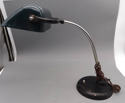 Auktion 352<br>Schreibtischlampe Banker wohl Idell Kaiser, dkl.grüner Metallschirm emailliert, guter Zustand, schwarzer emaill. Stand mit Gebrauchsspuren, 50-60-er Jahre, H-ca. 34 cm, Schirm Breite ca. 24 cm [1]