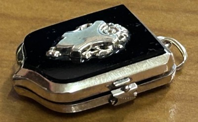 Auktion 352<br>kl. Foto-Medaillon, Gold-585- (ge3prüft) mit schwarzer Platte, beidseitig, 1x Glas gerissen, 8,75 gr. [1]