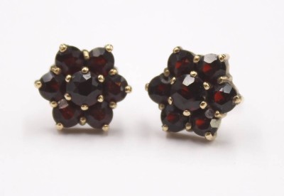 Auktion 352<br>Paar Ohrstecker, GG 333, Granatbesatz, ca. 3gr., D-1,1cm [1]