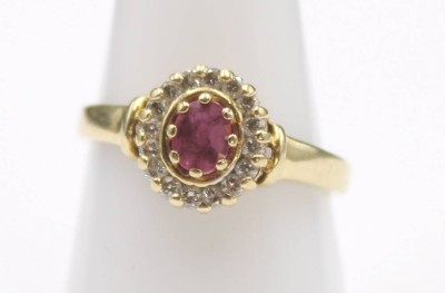 Auktion 352<br>585er GG Ring, Rubin umringt von Brillanten, 2,7gr., RG 56 [1]