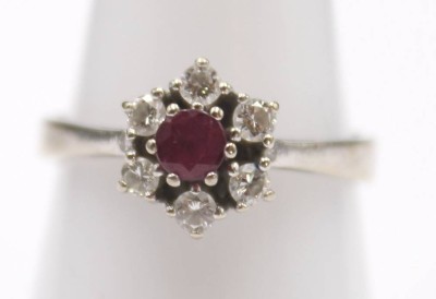 Auktion 356<br>585er WG Ring, Rubin umringt von Brillanten, ca.3,3gr., RG 56 [1]