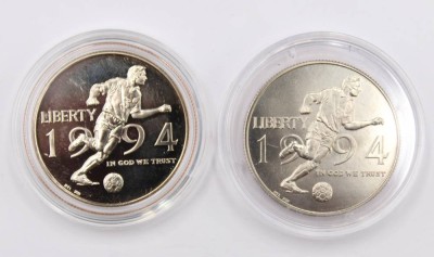 Auktion 356<br>2x Half Dollar 1994, WM USA, in Kapseln, ca. D-3cm, kein Silber [1]
