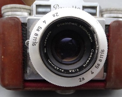 Auktion 368<br>Fototasche mit Kamere Braun Paxette und Blitzlicht Braun F26, Steinhell und Kreuznach-Objektiv  Telenar 1:3,8/90 mm, in Tasche [1]