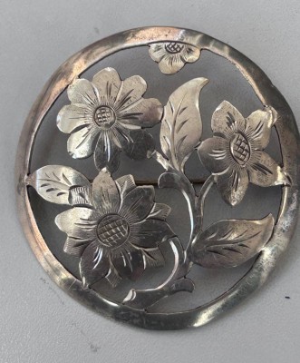 Auktion 352<br>gr. Brosche-835-, Durchbruch-Blüten, Handarbeit, D-5,5 cm, 8,6 gr. [1]